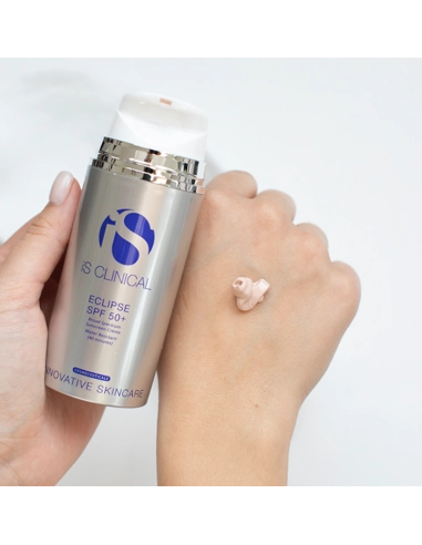 IS CLINICAL Eclipse SPF 50+ Beige – lekki krem SPF z kolorem